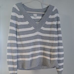 Chic Striped V-Neck Sweater in Gray and White